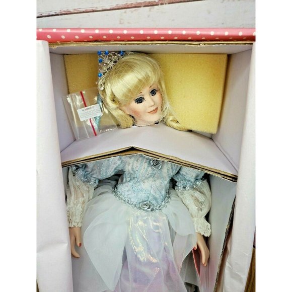 Vintage Paradise Galleries Treasury Collection Porcelain Sleeping Beauty Doll - Picture 3 of 12